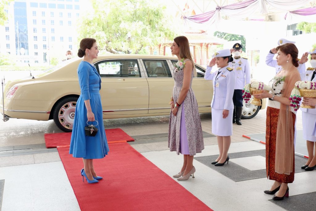 สมเด็จพระนางเจ้า ฯ พระบรมราชินี เสด็จพระราชดำเนินไปทอดพระเนตรการแสดงสเก็ตน้ำแข็งรอบเยาวชน เรื่อง “สวอนเลค ออน ไอซ์”