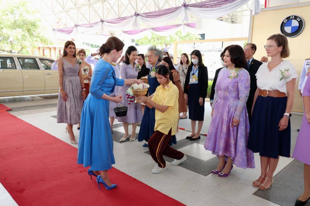 สมเด็จพระนางเจ้า ฯ พระบรมราชินี เสด็จพระราชดำเนินไปทอดพระเนตรการแสดงสเก็ตน้ำแข็งรอบเยาวชน เรื่อง “สวอนเลค ออน ไอซ์”