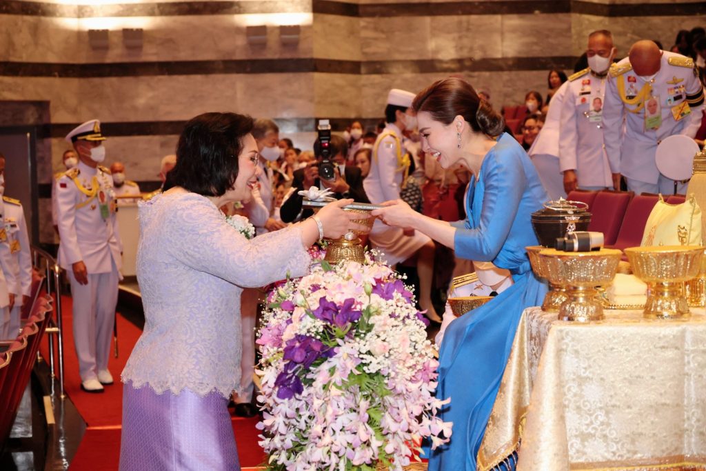 สมเด็จพระนางเจ้า ฯ พระบรมราชินี เสด็จพระราชดำเนินไปทอดพระเนตรการแสดงสเก็ตน้ำแข็งรอบเยาวชน เรื่อง “สวอนเลค ออน ไอซ์”