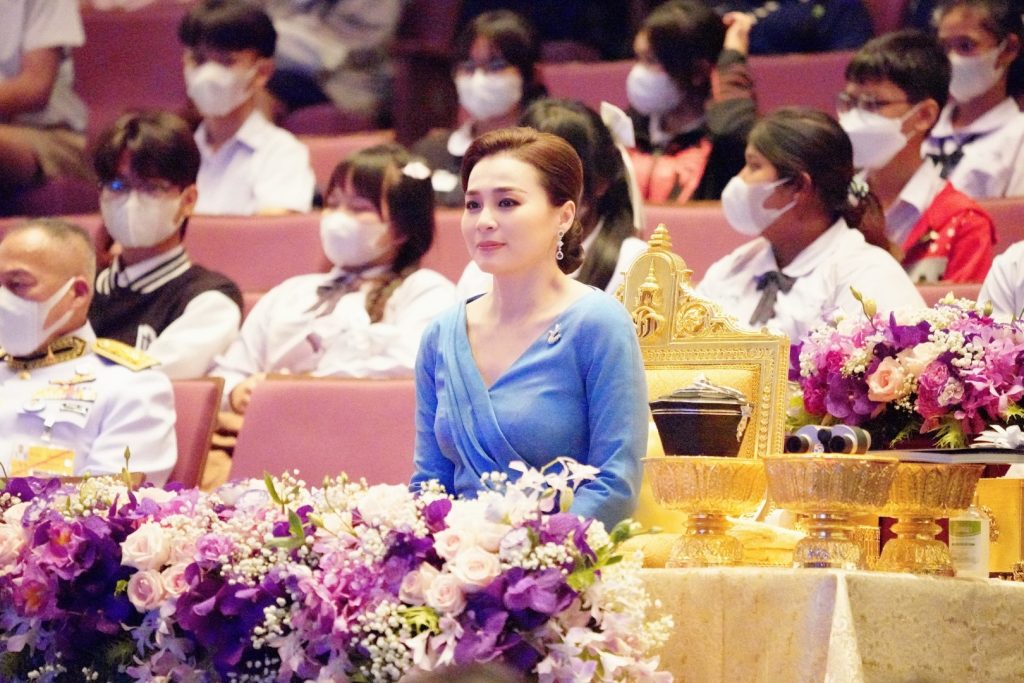 สมเด็จพระนางเจ้า ฯ พระบรมราชินี เสด็จพระราชดำเนินไปทอดพระเนตรการแสดงสเก็ตน้ำแข็งรอบเยาวชน เรื่อง “สวอนเลค ออน ไอซ์”