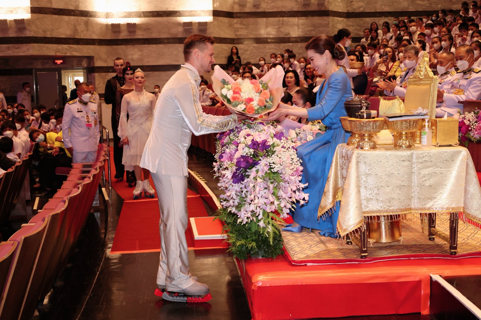สมเด็จพระนางเจ้า ฯ พระบรมราชินี เสด็จพระราชดำเนินไปทอดพระเนตรการแสดงสเก็ตน้ำแข็งรอบเยาวชน เรื่อง “สวอนเลค ออน  ไอซ์” (Swan Lake On Ice) โดยคณะ “ดิ อิมพีเรียล ไอซ์ สตาร์” (The Imperial Ice Stars) จากสหราชอาณาจักร อันเป็นการแสดงในโครงการเพื่อเยาวชน (Student Outreach Program) ในงานมหกรรมศิลปะการแสดงและดนตรีนานาชาติ กรุงเทพ ฯ ครั้งที่ 26 ณ หอประชุมใหญ่ ศูนย์วัฒนธรรมแห่งประเทศไทย เขตห้วยขวาง กรุงเทพมหานคร