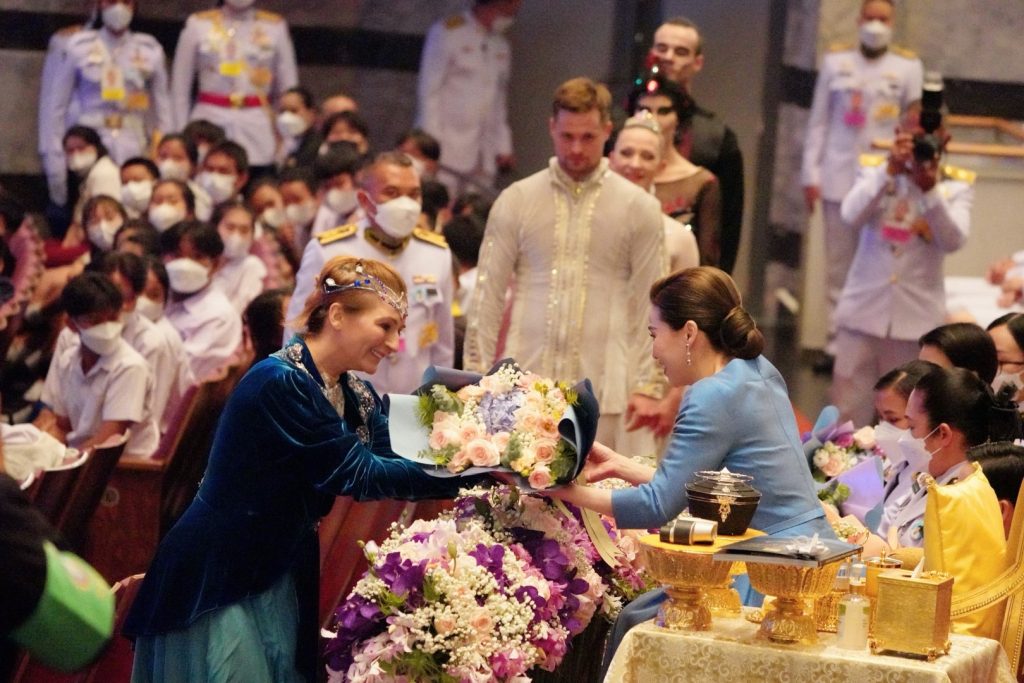 สมเด็จพระนางเจ้า ฯ พระบรมราชินี เสด็จพระราชดำเนินไปทอดพระเนตรการแสดงสเก็ตน้ำแข็งรอบเยาวชน เรื่อง “สวอนเลค ออน ไอซ์”