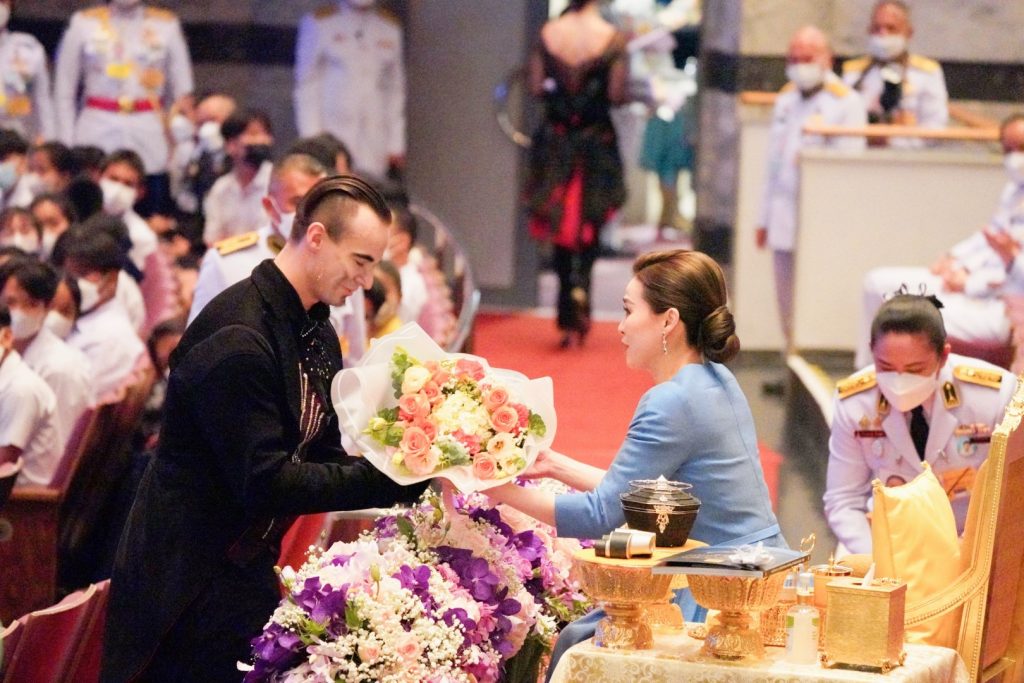 สมเด็จพระนางเจ้า ฯ พระบรมราชินี เสด็จพระราชดำเนินไปทอดพระเนตรการแสดงสเก็ตน้ำแข็งรอบเยาวชน เรื่อง “สวอนเลค ออน ไอซ์”