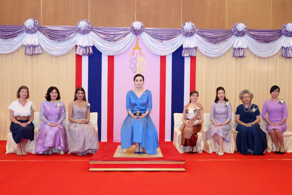 สมเด็จพระนางเจ้า ฯ พระบรมราชินี เสด็จพระราชดำเนินไปทอดพระเนตรการแสดงสเก็ตน้ำแข็งรอบเยาวชน เรื่อง “สวอนเลค ออน ไอซ์”
