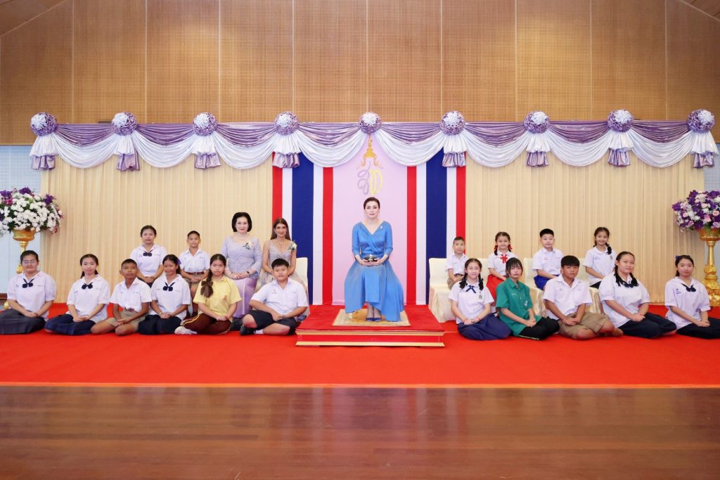 สมเด็จพระนางเจ้า ฯ พระบรมราชินี เสด็จพระราชดำเนินไปทอดพระเนตรการแสดงสเก็ตน้ำแข็งรอบเยาวชน เรื่อง “สวอนเลค ออน ไอซ์”