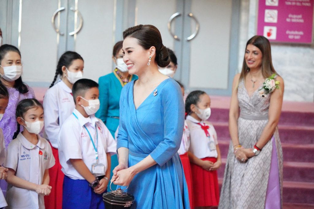 สมเด็จพระนางเจ้า ฯ พระบรมราชินี เสด็จพระราชดำเนินไปทอดพระเนตรการแสดงสเก็ตน้ำแข็งรอบเยาวชน เรื่อง “สวอนเลค ออน ไอซ์”