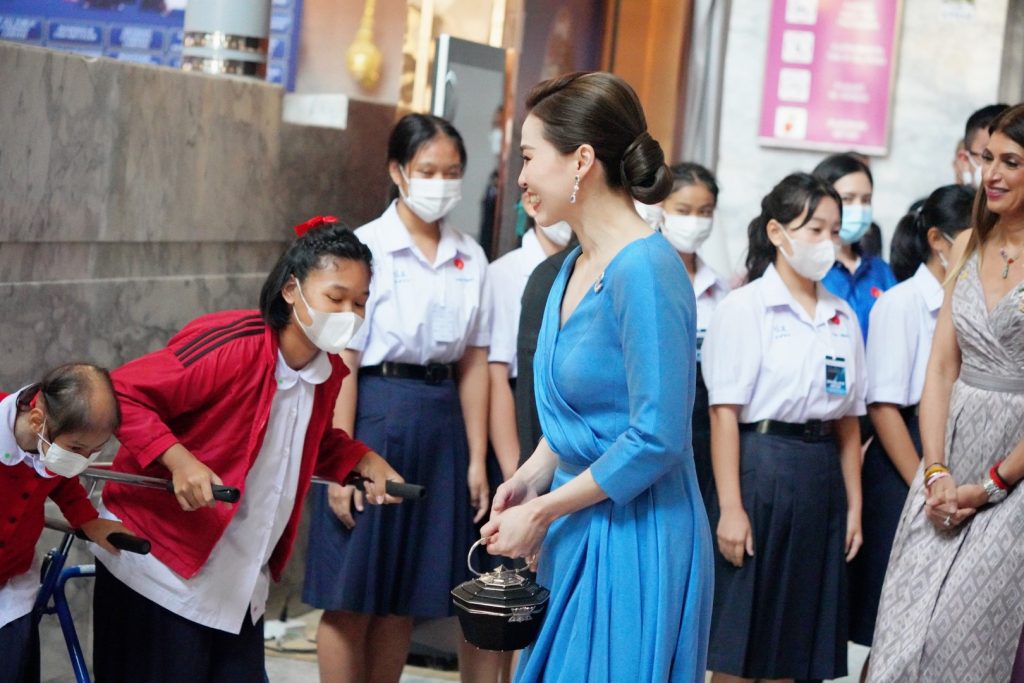 สมเด็จพระนางเจ้า ฯ พระบรมราชินี เสด็จพระราชดำเนินไปทอดพระเนตรการแสดงสเก็ตน้ำแข็งรอบเยาวชน เรื่อง “สวอนเลค ออน ไอซ์”