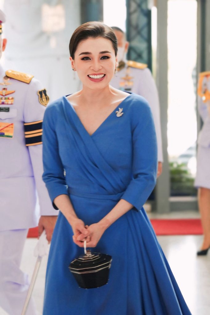 สมเด็จพระนางเจ้า ฯ พระบรมราชินี เสด็จพระราชดำเนินไปทอดพระเนตรการแสดงสเก็ตน้ำแข็งรอบเยาวชน เรื่อง “สวอนเลค ออน ไอซ์”