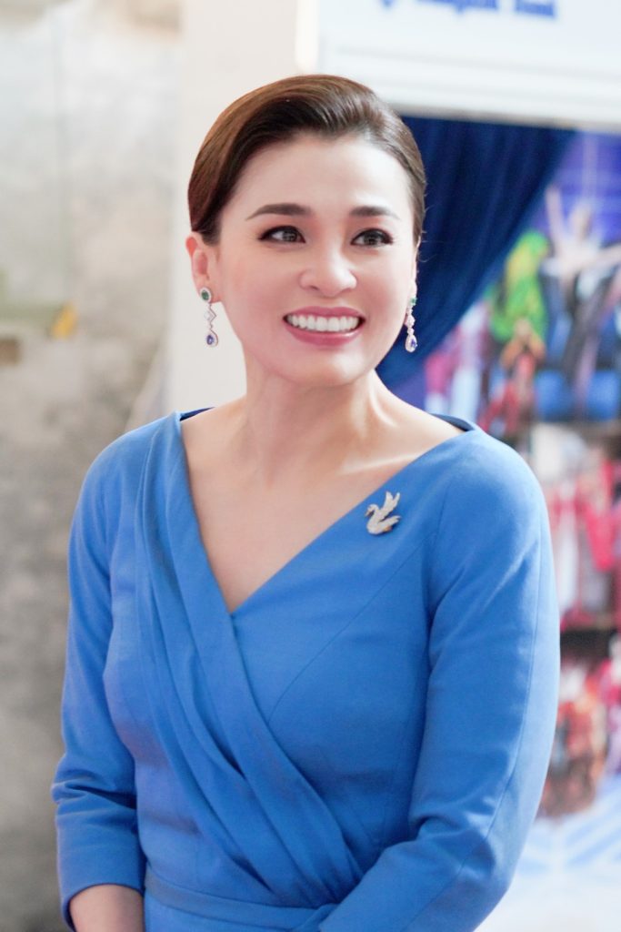 สมเด็จพระนางเจ้า ฯ พระบรมราชินี เสด็จพระราชดำเนินไปทอดพระเนตรการแสดงสเก็ตน้ำแข็งรอบเยาวชน เรื่อง “สวอนเลค ออน ไอซ์”