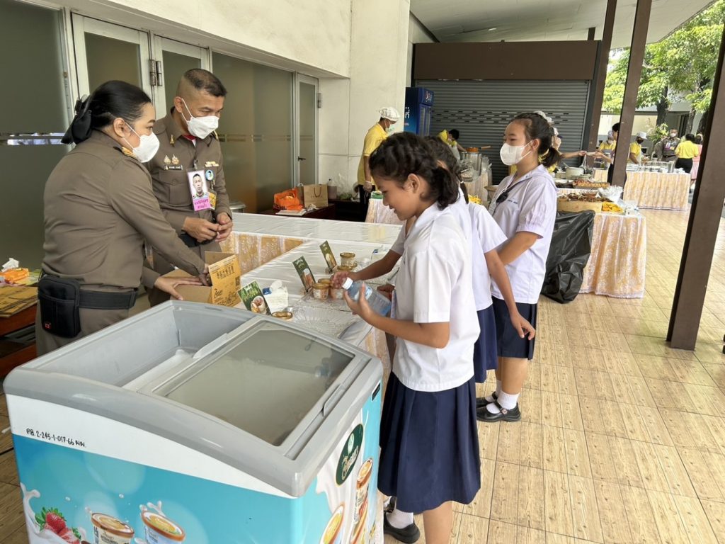 สมเด็จพระนางเจ้า ฯ พระบรมราชินี เสด็จพระราชดำเนินไปทอดพระเนตรการแสดงสเก็ตน้ำแข็งรอบเยาวชน เรื่อง “สวอนเลค ออน ไอซ์”