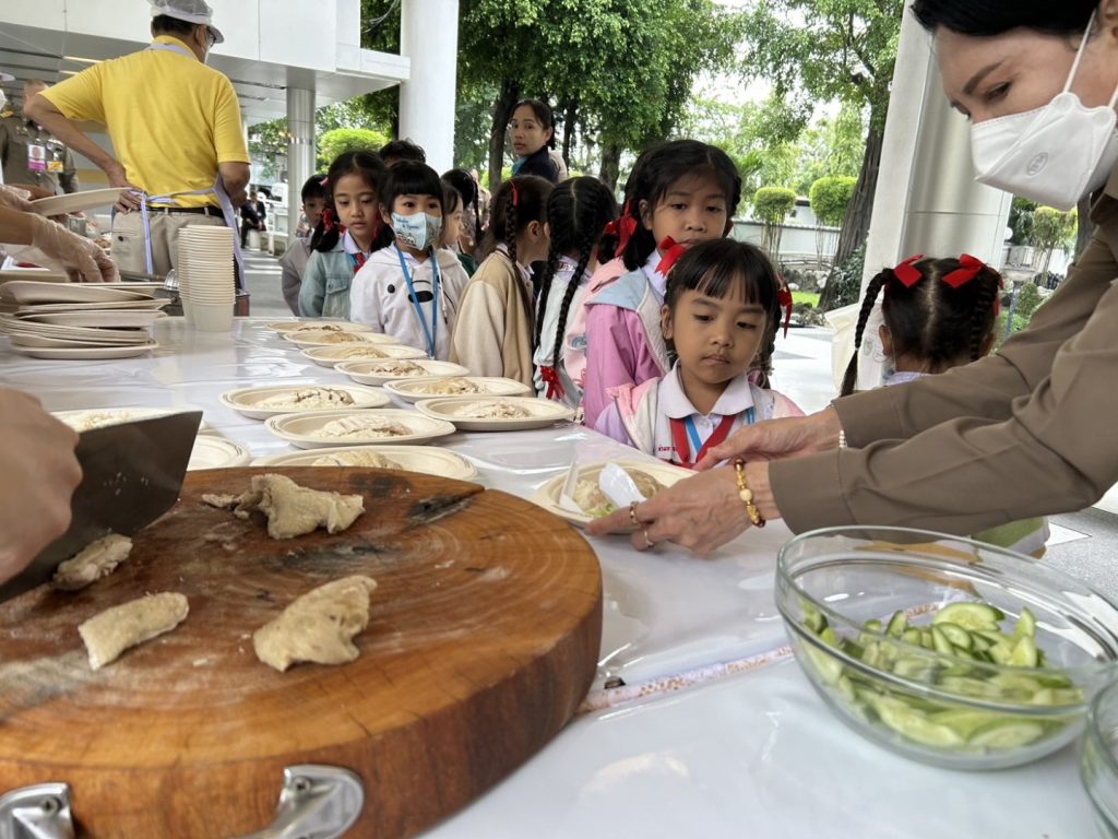 สมเด็จพระนางเจ้า ฯ พระบรมราชินี เสด็จพระราชดำเนินไปทอดพระเนตรการแสดงสเก็ตน้ำแข็งรอบเยาวชน เรื่อง “สวอนเลค ออน ไอซ์”