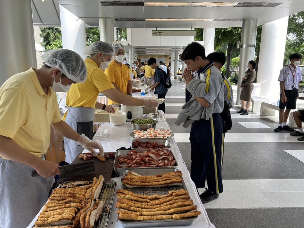 สมเด็จพระนางเจ้า ฯ พระบรมราชินี เสด็จพระราชดำเนินไปทอดพระเนตรการแสดงสเก็ตน้ำแข็งรอบเยาวชน เรื่อง “สวอนเลค ออน ไอซ์”