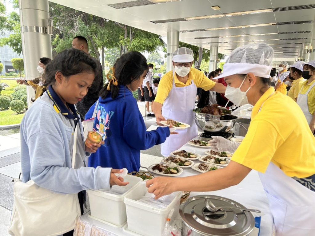 สมเด็จพระนางเจ้า ฯ พระบรมราชินี เสด็จพระราชดำเนินไปทอดพระเนตรการแสดงสเก็ตน้ำแข็งรอบเยาวชน เรื่อง “สวอนเลค ออน ไอซ์”