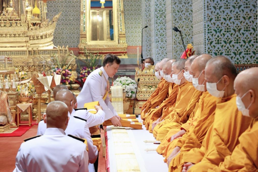เวลา ๑๗.๒๙ น. พระบาทสมเด็จพระเจ้าอยู่หัว และสมเด็จพระนางเจ้า ฯ พระบรมราชินี เสด็จพระราชดำเนินไปในการพระราชพิธีทรงบำเพ็ญพระราชกุศลวันนวมินทรมหาราช พุทธศักราช ๒๕๖๗ ณ พระที่นั่งอมรินทรวินิจฉัย พระบรมมหาราชวัง ในโอกาสนี้ สมเด็จพระเจ้าลูกเธอ เจ้าฟ้าสิริวัณณวรี นารีรัตนราชกัญญา โดยเสด็จในการนี้ด้วย ในการนี้ สมเด็จพระกนิษฐาธิราชเจ้า กรมสมเด็จพระเทพรัตนราชสุดา เจ้าฟ้ามหาจักรีสิรินธร มหาวชิราลงกรณวรราชภักดี สิริกิจการิณีพีรยพัฒน รัฐสีมาคุณากรปิยชาติ สยามบรมราชกุมารี เฝ้าทูลละออง ธุลีพระบาทรับเสด็จ
