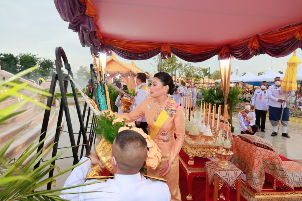 เวลา ๑๖.๕๙ น. พระบาทสมเด็จพระเจ้าอยู่หัว และสมเด็จพระนางเจ้า ฯ พระบรมราชินี เสด็จพระราชดำเนินโดยรถยนต์พระที่นั่ง จากพระที่นั่งอัมพรสถาน พระราชวังดุสิต ไปทรงวางพวงมาลาถวาย ราชสักการะพระบรมราชานุสาวรีย์พระบาทสมเด็จพระบรมชนกาธิเบศร มหาภูมิพลอดุลยเดชมหาราช บรมนาถบพิตร ณ อุทยานเฉลิมพระเกียรติพระบาทสมเด็จพระบรมชนกาธิเบศร มหาภูมิพลอดุลยเดชมหาราช บรมนาถบพิตร เขตดุสิต กรุงเทพมหานคร และเสด็จพระราชดำเนินไปในการพระราชพิธีทรงบำเพ็ญพระราชกุศลวันนวมินทรมหาราช พุทธศักราช ๒๕๖๗ ณ พระที่นั่งอมรินทรวินิจฉัย พระบรมมหาราชวัง ในโอกาสนี้ สมเด็จพระเจ้าลูกเธอ เจ้าฟ้าสิริวัณณวรี นารีรัตนราชกัญญา โดยเสด็จในการนี้ด้วย