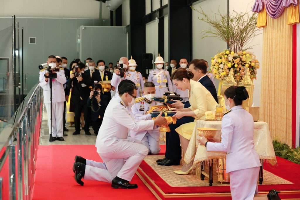 พระบาทสมเด็จพระเจ้าอยู่หัว และสมเด็จพระนางเจ้า ฯ พระบรมราชินี เสด็จพระราชดำเนินโดยรถยนต์พระที่นั่ง จากพระที่นั่งอัมพรสถาน พระราชวังดุสิต ไปทอดพระเนตรการแข่งขันฮอกกี้น้ำแข็งกระชับมิตรระหว่างสาธารณรัฐประชาชนจีนและราชอาณาจักรไทย เพื่อเฉลิมพระเกียรติพระบาทสมเด็จพระเจ้าอยู่หัว เนื่องในโอกาสพระราชพิธีมหามงคลเฉลิมพระชนมพรรษา ๖ รอบ ๒๘ กรกฎาคม ๒๕๖๗ และในโอกาสครบ ๗๕ ปี แห่งการสถาปนาสาธารณรัฐประชาชนจีน ณ สนามฮอกกี้น้ำแข็ง “ไทยแลนด์ อินเตอร์เนชันแนล ไอซ์ ฮอกกี้ อารีนา” (Thailand International Ice Hockey Arena) เขตห้วยขวาง กรุงเทพมหานคร