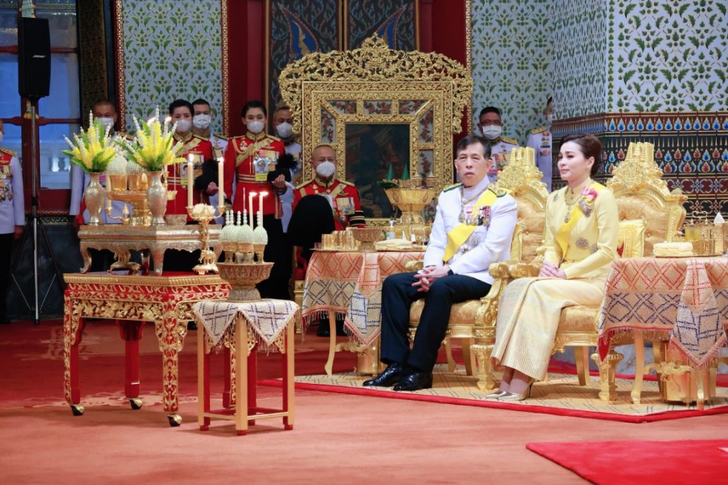 เวลา ๑๗.๒๙ น. พระบาทสมเด็จพระเจ้าอยู่หัว และสมเด็จพระนางเจ้า ฯ พระบรมราชินี เสด็จพระราชดำเนินไปในการพระราชพิธีทรงบำเพ็ญพระราชกุศลวันนวมินทรมหาราช พุทธศักราช ๒๕๖๗ ณ พระที่นั่งอมรินทรวินิจฉัย พระบรมมหาราชวัง ในโอกาสนี้ สมเด็จพระเจ้าลูกเธอ เจ้าฟ้าสิริวัณณวรี นารีรัตนราชกัญญา โดยเสด็จในการนี้ด้วย ในการนี้ สมเด็จพระกนิษฐาธิราชเจ้า กรมสมเด็จพระเทพรัตนราชสุดา เจ้าฟ้ามหาจักรีสิรินธร มหาวชิราลงกรณวรราชภักดี สิริกิจการิณีพีรยพัฒน รัฐสีมาคุณากรปิยชาติ สยามบรมราชกุมารี เฝ้าทูลละออง ธุลีพระบาทรับเสด็จ