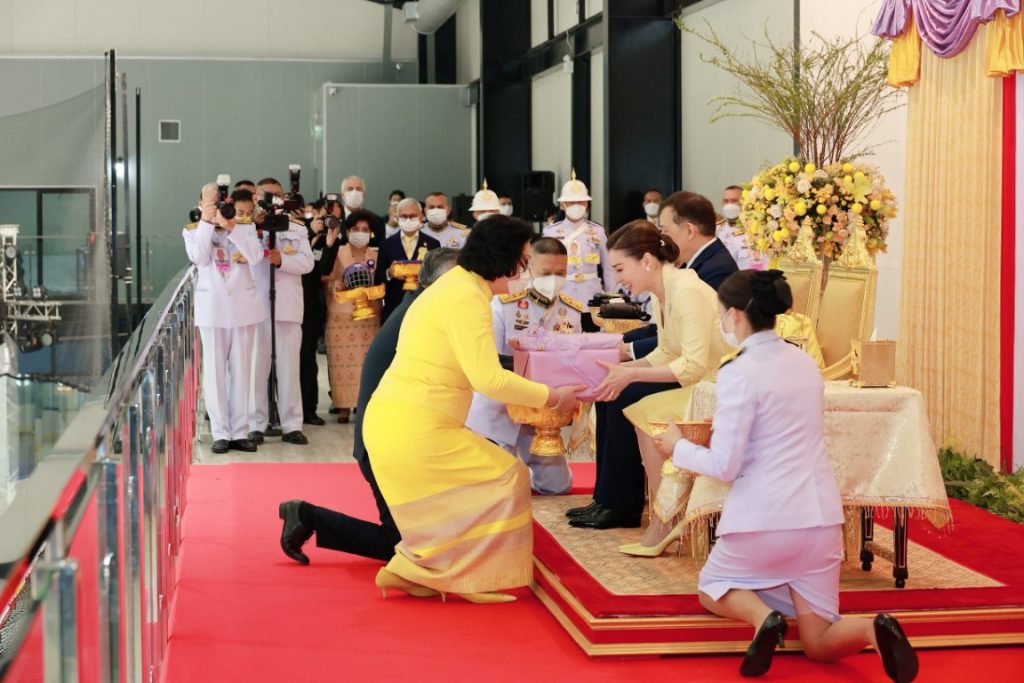 พระบาทสมเด็จพระเจ้าอยู่หัว และสมเด็จพระนางเจ้า ฯ พระบรมราชินี เสด็จพระราชดำเนินโดยรถยนต์พระที่นั่ง จากพระที่นั่งอัมพรสถาน พระราชวังดุสิต ไปทอดพระเนตรการแข่งขันฮอกกี้น้ำแข็งกระชับมิตรระหว่างสาธารณรัฐประชาชนจีนและราชอาณาจักรไทย เพื่อเฉลิมพระเกียรติพระบาทสมเด็จพระเจ้าอยู่หัว เนื่องในโอกาสพระราชพิธีมหามงคลเฉลิมพระชนมพรรษา ๖ รอบ ๒๘ กรกฎาคม ๒๕๖๗ และในโอกาสครบ ๗๕ ปี แห่งการสถาปนาสาธารณรัฐประชาชนจีน ณ สนามฮอกกี้น้ำแข็ง “ไทยแลนด์ อินเตอร์เนชันแนล ไอซ์ ฮอกกี้ อารีนา” (Thailand International Ice Hockey Arena) เขตห้วยขวาง กรุงเทพมหานคร