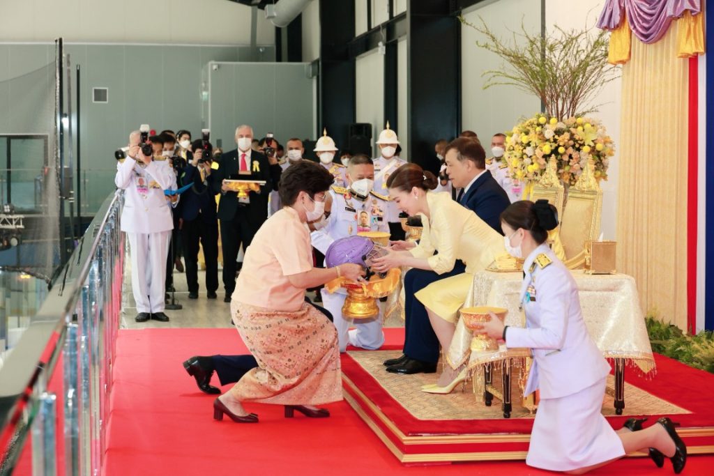 พระบาทสมเด็จพระเจ้าอยู่หัว และสมเด็จพระนางเจ้า ฯ พระบรมราชินี เสด็จพระราชดำเนินโดยรถยนต์พระที่นั่ง จากพระที่นั่งอัมพรสถาน พระราชวังดุสิต ไปทอดพระเนตรการแข่งขันฮอกกี้น้ำแข็งกระชับมิตรระหว่างสาธารณรัฐประชาชนจีนและราชอาณาจักรไทย เพื่อเฉลิมพระเกียรติพระบาทสมเด็จพระเจ้าอยู่หัว เนื่องในโอกาสพระราชพิธีมหามงคลเฉลิมพระชนมพรรษา ๖ รอบ ๒๘ กรกฎาคม ๒๕๖๗ และในโอกาสครบ ๗๕ ปี แห่งการสถาปนาสาธารณรัฐประชาชนจีน ณ สนามฮอกกี้น้ำแข็ง “ไทยแลนด์ อินเตอร์เนชันแนล ไอซ์ ฮอกกี้ อารีนา” (Thailand International Ice Hockey Arena) เขตห้วยขวาง กรุงเทพมหานคร
