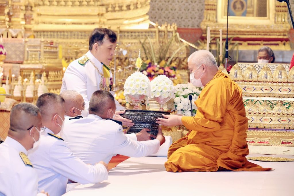 เวลา ๑๗.๒๙ น. พระบาทสมเด็จพระเจ้าอยู่หัว และสมเด็จพระนางเจ้า ฯ พระบรมราชินี เสด็จพระราชดำเนินไปในการพระราชพิธีทรงบำเพ็ญพระราชกุศลวันนวมินทรมหาราช พุทธศักราช ๒๕๖๗ ณ พระที่นั่งอมรินทรวินิจฉัย พระบรมมหาราชวัง ในโอกาสนี้ สมเด็จพระเจ้าลูกเธอ เจ้าฟ้าสิริวัณณวรี นารีรัตนราชกัญญา โดยเสด็จในการนี้ด้วย ในการนี้ สมเด็จพระกนิษฐาธิราชเจ้า กรมสมเด็จพระเทพรัตนราชสุดา เจ้าฟ้ามหาจักรีสิรินธร มหาวชิราลงกรณวรราชภักดี สิริกิจการิณีพีรยพัฒน รัฐสีมาคุณากรปิยชาติ สยามบรมราชกุมารี เฝ้าทูลละออง ธุลีพระบาทรับเสด็จ