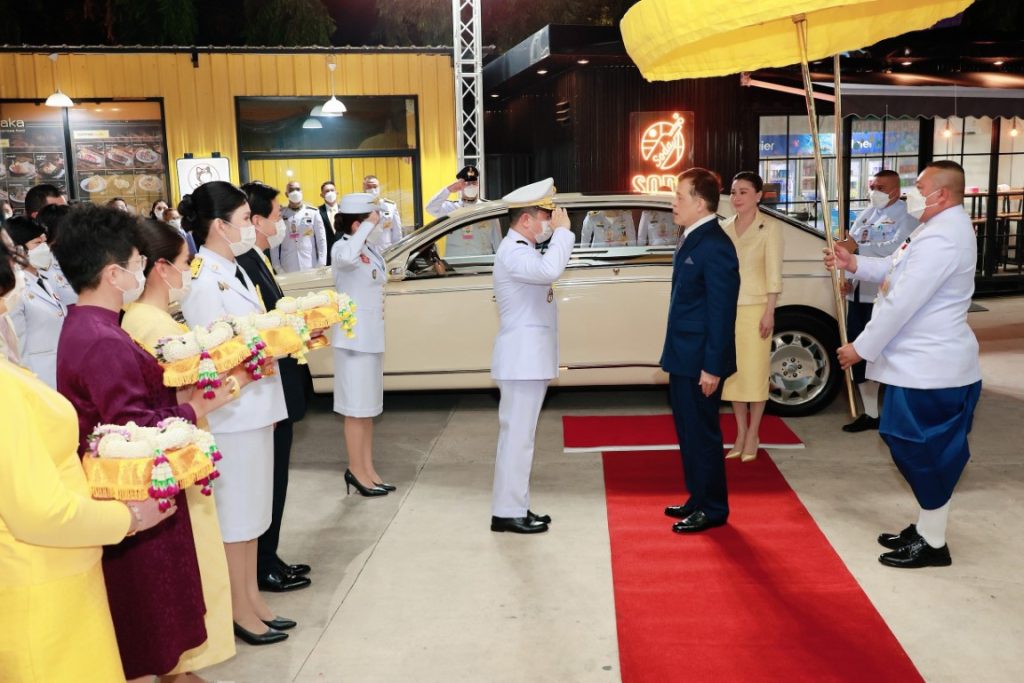 พระบาทสมเด็จพระเจ้าอยู่หัว และสมเด็จพระนางเจ้า ฯ พระบรมราชินี เสด็จพระราชดำเนินโดยรถยนต์พระที่นั่ง จากพระที่นั่งอัมพรสถาน พระราชวังดุสิต ไปทอดพระเนตรการแข่งขันฮอกกี้น้ำแข็งกระชับมิตรระหว่างสาธารณรัฐประชาชนจีนและราชอาณาจักรไทย เพื่อเฉลิมพระเกียรติพระบาทสมเด็จพระเจ้าอยู่หัว เนื่องในโอกาสพระราชพิธีมหามงคลเฉลิมพระชนมพรรษา ๖ รอบ ๒๘ กรกฎาคม ๒๕๖๗ และในโอกาสครบ ๗๕ ปี แห่งการสถาปนาสาธารณรัฐประชาชนจีน ณ สนามฮอกกี้น้ำแข็ง “ไทยแลนด์ อินเตอร์เนชันแนล ไอซ์ ฮอกกี้ อารีนา” (Thailand International Ice Hockey Arena) เขตห้วยขวาง กรุงเทพมหานคร