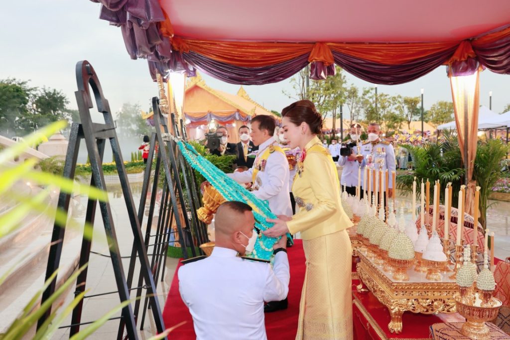 เวลา ๑๖.๕๙ น. พระบาทสมเด็จพระเจ้าอยู่หัว และสมเด็จพระนางเจ้า ฯ พระบรมราชินี เสด็จพระราชดำเนินโดยรถยนต์พระที่นั่ง จากพระที่นั่งอัมพรสถาน พระราชวังดุสิต ไปทรงวางพวงมาลาถวาย ราชสักการะพระบรมราชานุสาวรีย์พระบาทสมเด็จพระบรมชนกาธิเบศร มหาภูมิพลอดุลยเดชมหาราช บรมนาถบพิตร ณ อุทยานเฉลิมพระเกียรติพระบาทสมเด็จพระบรมชนกาธิเบศร มหาภูมิพลอดุลยเดชมหาราช บรมนาถบพิตร เขตดุสิต กรุงเทพมหานคร และเสด็จพระราชดำเนินไปในการพระราชพิธีทรงบำเพ็ญพระราชกุศลวันนวมินทรมหาราช พุทธศักราช ๒๕๖๗ ณ พระที่นั่งอมรินทรวินิจฉัย พระบรมมหาราชวัง ในโอกาสนี้ สมเด็จพระเจ้าลูกเธอ เจ้าฟ้าสิริวัณณวรี นารีรัตนราชกัญญา โดยเสด็จในการนี้ด้วย