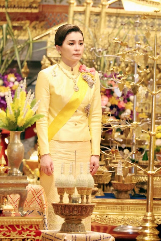 เวลา ๑๗.๒๙ น. พระบาทสมเด็จพระเจ้าอยู่หัว และสมเด็จพระนางเจ้า ฯ พระบรมราชินี เสด็จพระราชดำเนินไปในการพระราชพิธีทรงบำเพ็ญพระราชกุศลวันนวมินทรมหาราช พุทธศักราช ๒๕๖๗ ณ พระที่นั่งอมรินทรวินิจฉัย พระบรมมหาราชวัง ในโอกาสนี้ สมเด็จพระเจ้าลูกเธอ เจ้าฟ้าสิริวัณณวรี นารีรัตนราชกัญญา โดยเสด็จในการนี้ด้วย ในการนี้ สมเด็จพระกนิษฐาธิราชเจ้า กรมสมเด็จพระเทพรัตนราชสุดา เจ้าฟ้ามหาจักรีสิรินธร มหาวชิราลงกรณวรราชภักดี สิริกิจการิณีพีรยพัฒน รัฐสีมาคุณากรปิยชาติ สยามบรมราชกุมารี เฝ้าทูลละออง ธุลีพระบาทรับเสด็จ