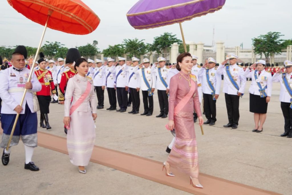พระบาทสมเด็จพระเจ้าอยู่หัว และสมเด็จพระนางเจ้า ฯ พระบรมราชินี เสด็จพระราชดำเนินไปทรงวางพวงมาลา ณ พระบรมราชานุสรณ์พระบาทสมเด็จพระจุลจอมเกล้าเจ้าอยู่หัว พระลานพระราชวังดุสิต เสร็จแล้ว เสด็จพระราชดำเนินไปในการพระราชพิธีทรงบำเพ็ญพระราชกุศล วันปิยมหาราช พุทธศักราช 2567 ณ พระที่นั่งอมรินทรวินิจฉัย พระบรมมหาราชวัง