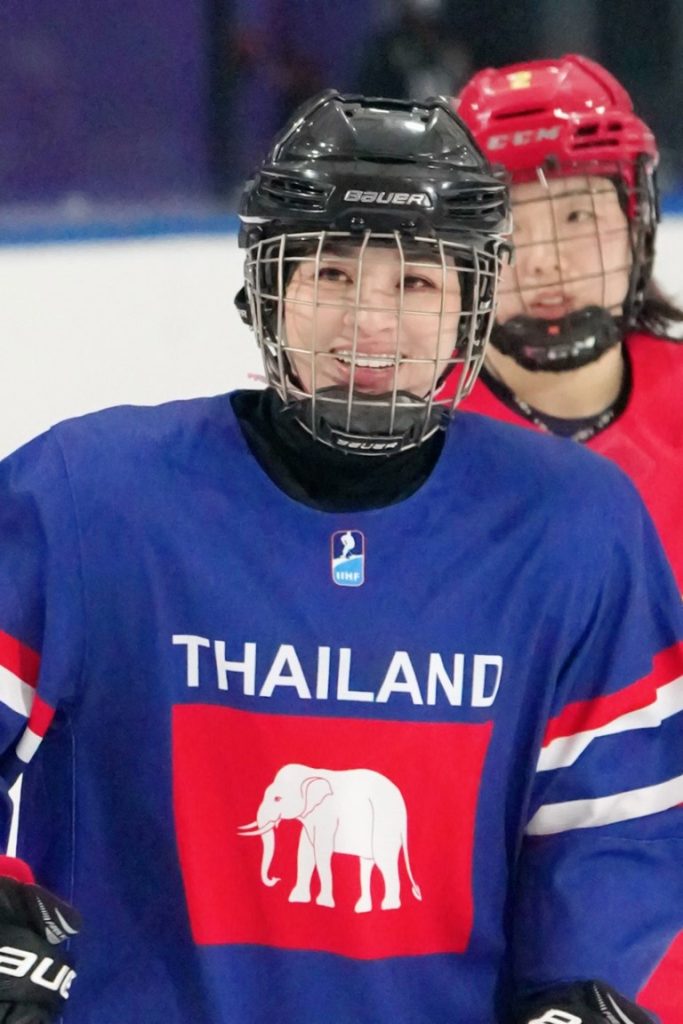 พระบาทสมเด็จพระเจ้าอยู่หัว และสมเด็จพระนางเจ้า ฯ พระบรมราชินี เสด็จพระราชดำเนินโดยรถยนต์พระที่นั่ง จากพระที่นั่งอัมพรสถาน พระราชวังดุสิต ไปทอดพระเนตรการแข่งขันฮอกกี้น้ำแข็งกระชับมิตรระหว่างสาธารณรัฐประชาชนจีนและราชอาณาจักรไทย เพื่อเฉลิมพระเกียรติพระบาทสมเด็จพระเจ้าอยู่หัว เนื่องในโอกาสพระราชพิธีมหามงคลเฉลิมพระชนมพรรษา ๖ รอบ ๒๘ กรกฎาคม ๒๕๖๗ และในโอกาสครบ ๗๕ ปี แห่งการสถาปนาสาธารณรัฐประชาชนจีน ณ สนามฮอกกี้น้ำแข็ง “ไทยแลนด์ อินเตอร์เนชันแนล ไอซ์ ฮอกกี้ อารีนา” (Thailand International Ice Hockey Arena) เขตห้วยขวาง กรุงเทพมหานคร