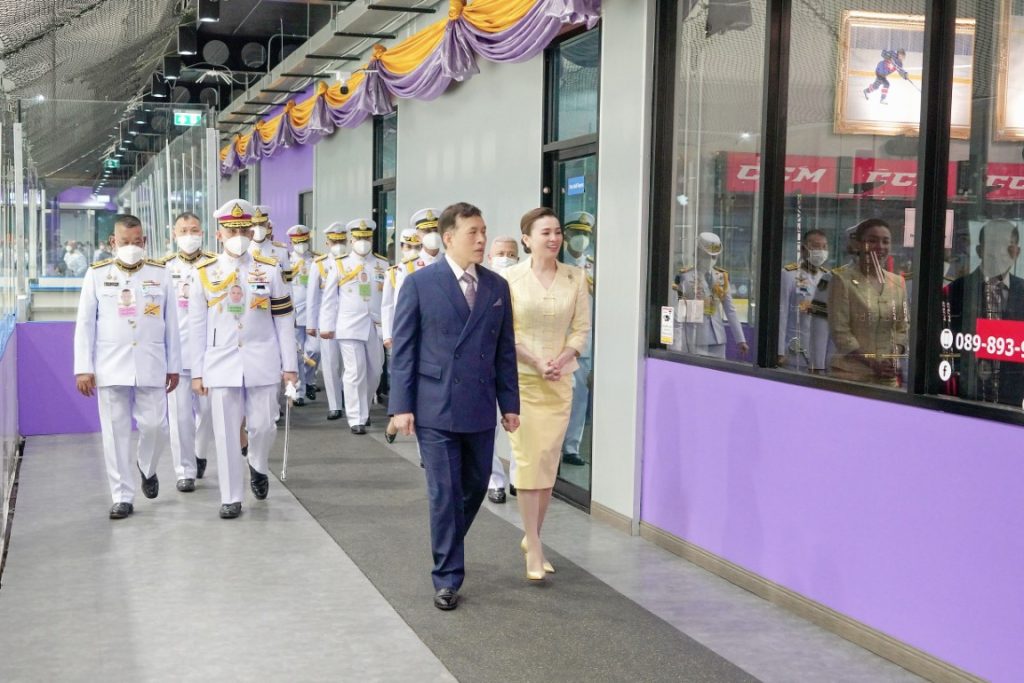 พระบาทสมเด็จพระเจ้าอยู่หัว และสมเด็จพระนางเจ้า ฯ พระบรมราชินี เสด็จพระราชดำเนินโดยรถยนต์พระที่นั่ง จากพระที่นั่งอัมพรสถาน พระราชวังดุสิต ไปทอดพระเนตรการแข่งขันฮอกกี้น้ำแข็งกระชับมิตรระหว่างสาธารณรัฐประชาชนจีนและราชอาณาจักรไทย เพื่อเฉลิมพระเกียรติพระบาทสมเด็จพระเจ้าอยู่หัว เนื่องในโอกาสพระราชพิธีมหามงคลเฉลิมพระชนมพรรษา ๖ รอบ ๒๘ กรกฎาคม ๒๕๖๗ และในโอกาสครบ ๗๕ ปี แห่งการสถาปนาสาธารณรัฐประชาชนจีน ณ สนามฮอกกี้น้ำแข็ง “ไทยแลนด์ อินเตอร์เนชันแนล ไอซ์ ฮอกกี้ อารีนา” (Thailand International Ice Hockey Arena) เขตห้วยขวาง กรุงเทพมหานคร