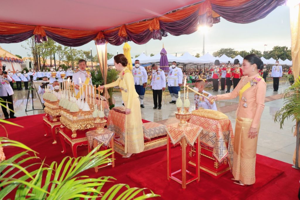 เวลา ๑๖.๕๙ น. พระบาทสมเด็จพระเจ้าอยู่หัว และสมเด็จพระนางเจ้า ฯ พระบรมราชินี เสด็จพระราชดำเนินโดยรถยนต์พระที่นั่ง จากพระที่นั่งอัมพรสถาน พระราชวังดุสิต ไปทรงวางพวงมาลาถวาย ราชสักการะพระบรมราชานุสาวรีย์พระบาทสมเด็จพระบรมชนกาธิเบศร มหาภูมิพลอดุลยเดชมหาราช บรมนาถบพิตร ณ อุทยานเฉลิมพระเกียรติพระบาทสมเด็จพระบรมชนกาธิเบศร มหาภูมิพลอดุลยเดชมหาราช บรมนาถบพิตร เขตดุสิต กรุงเทพมหานคร และเสด็จพระราชดำเนินไปในการพระราชพิธีทรงบำเพ็ญพระราชกุศลวันนวมินทรมหาราช พุทธศักราช ๒๕๖๗ ณ พระที่นั่งอมรินทรวินิจฉัย พระบรมมหาราชวัง ในโอกาสนี้ สมเด็จพระเจ้าลูกเธอ เจ้าฟ้าสิริวัณณวรี นารีรัตนราชกัญญา โดยเสด็จในการนี้ด้วย