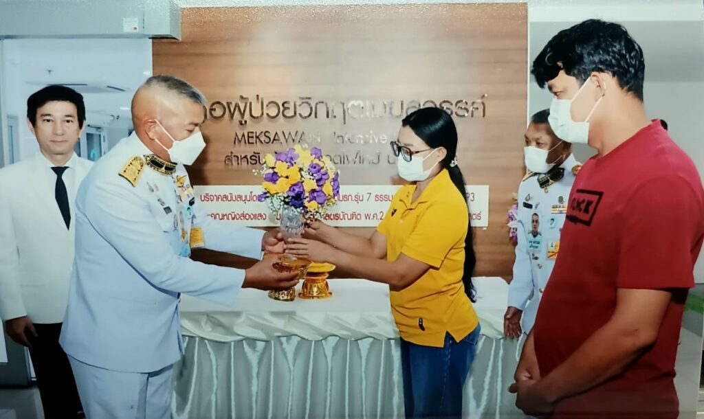 พระบาทสมเด็จพระเจ้าอยู่หัว และสมเด็จพระนางเจ้า ฯ พระบรมราชินี ทรงเสียพระราชหฤทัย และทรงห่วงใยเหตุการณ์รถบัสทัศนศึกษาของนักเรียนเกิดเพลิงไหม้ ทรงพระกรุณาโปรดเกล้าโปรดกระหม่อมให้เชิญดอกไม้ และตะกร้าสิ่งของพระราชทาน ไปมอบแก่เด็กนักเรียนที่ได้รับบาดเจ็บ และทรงรับไว้เป็นคนไข้ในพระบรมราชานุเคราะห์ รวมทั้งทรงพระกรุณาโปรดเกล้าโปรดกระหม่อมรับศพผู้เสียชีวิตไว้ในพระบรมราชานุเคราะห์