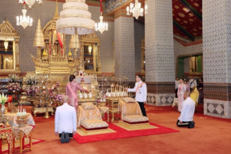 พระบาทสมเด็จพระเจ้าอยู่หัว และสมเด็จพระนางเจ้า ฯ พระบรมราชินี เสด็จพระราชดำเนินไปทรงวางพวงมาลา ณ พระบรมราชานุสรณ์พระบาทสมเด็จพระจุลจอมเกล้าเจ้าอยู่หัว พระลานพระราชวังดุสิต เสร็จแล้ว เสด็จพระราชดำเนินไปในการพระราชพิธีทรงบำเพ็ญพระราชกุศล วันปิยมหาราช พุทธศักราช 2567 ณ พระที่นั่งอมรินทรวินิจฉัย พระบรมมหาราชวัง
