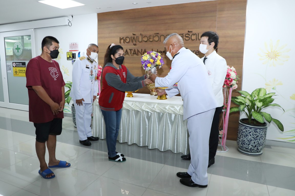 พระบาทสมเด็จพระเจ้าอยู่หัว และสมเด็จพระนางเจ้า ฯ พระบรมราชินี ทรงเสียพระราชหฤทัย และทรงห่วงใยเหตุการณ์รถบัสทัศนศึกษาของนักเรียนเกิดเพลิงไหม้ ในการนี้ ทรงพระกรุณาโปรดเกล้าโปรดกระหม่อมให้เชิญดอกไม้ และตะกร้าสิ่งของพระราชทาน ไปมอบแก่เด็กนักเรียนที่ได้รับบาดเจ็บ และทรงรับไว้เป็นคนไข้ในพระบรมราชานุเคราะห์ รวมทั้งทรงพระกรุณาโปรดเกล้าโปรดกระหม่อมรับศพผู้เสียชีวิตไว้ในพระบรมราชานุเคราะห์
