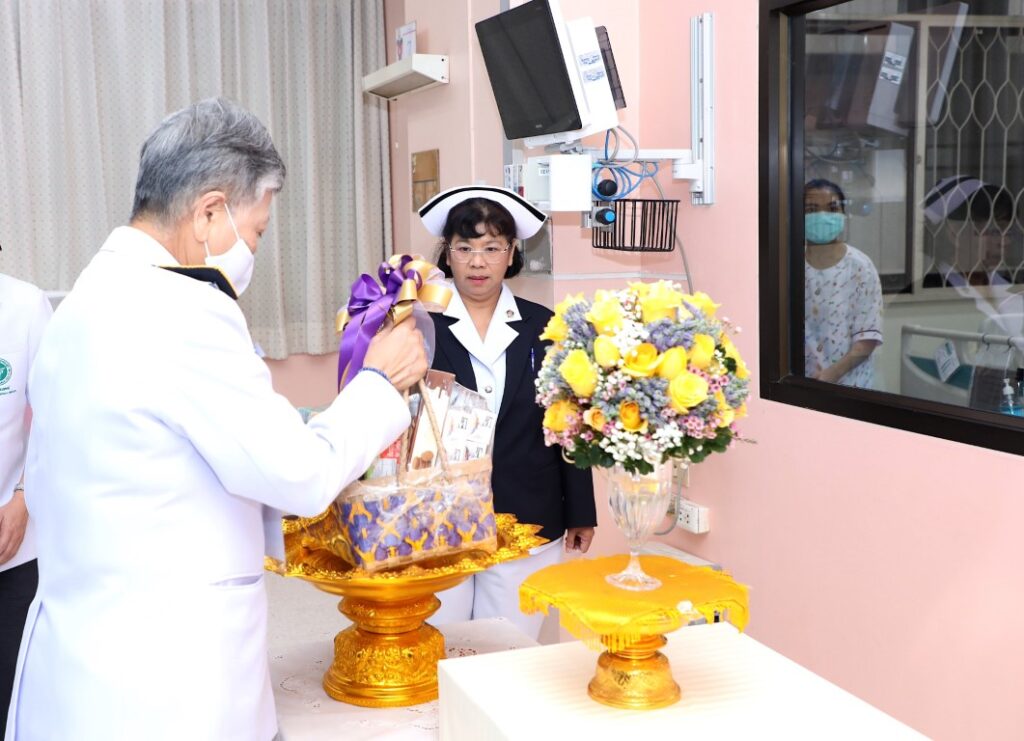 พระบาทสมเด็จพระเจ้าอยู่หัว และสมเด็จพระนางเจ้า ฯ พระบรมราชินี ทรงเสียพระราชหฤทัย และทรงห่วงใยเหตุการณ์รถบัสทัศนศึกษาของนักเรียนเกิดเพลิงไหม้ ทรงพระกรุณาโปรดเกล้าโปรดกระหม่อมให้เชิญดอกไม้ และตะกร้าสิ่งของพระราชทาน ไปมอบแก่เด็กนักเรียนที่ได้รับบาดเจ็บ และทรงรับไว้เป็นคนไข้ในพระบรมราชานุเคราะห์ รวมทั้งทรงพระกรุณาโปรดเกล้าโปรดกระหม่อมรับศพผู้เสียชีวิตไว้ในพระบรมราชานุเคราะห์