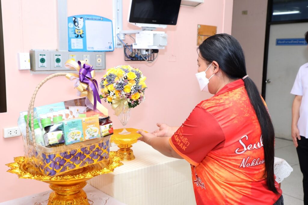 พระบาทสมเด็จพระเจ้าอยู่หัว และสมเด็จพระนางเจ้า ฯ พระบรมราชินี ทรงเสียพระราชหฤทัย และทรงห่วงใยเหตุการณ์รถบัสทัศนศึกษาของนักเรียนเกิดเพลิงไหม้ ทรงพระกรุณาโปรดเกล้าโปรดกระหม่อมให้เชิญดอกไม้ และตะกร้าสิ่งของพระราชทาน ไปมอบแก่เด็กนักเรียนที่ได้รับบาดเจ็บ และทรงรับไว้เป็นคนไข้ในพระบรมราชานุเคราะห์ รวมทั้งทรงพระกรุณาโปรดเกล้าโปรดกระหม่อมรับศพผู้เสียชีวิตไว้ในพระบรมราชานุเคราะห์
