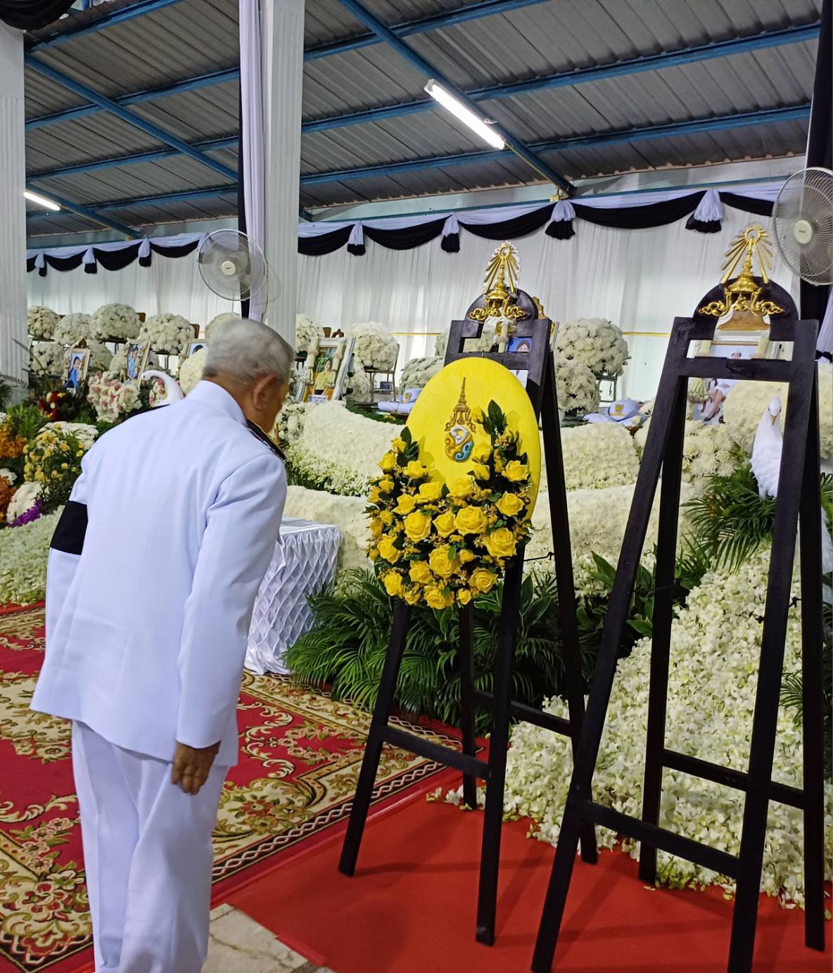 พระบาทสมเด็จพระเจ้าอยู่หัว  และสมเด็จพระนางเจ้า ฯ พระบรมราชินี  ทรงพระกรุณาโปรดเกล้าโปรดกระหม่อมให้ ประธานองคมนตรี  เชิญพวงมาลาของพระบาทสมเด็จพระเจ้าอยู่หัว พวงมาลาของสมเด็จพระนางเจ้าสิริกิติ์ พระบรมราชินีนาถ พระบรมราชชนนีพันปีหลวง พวงมาลาของสมเด็จพระนางเจ้า ฯ พระบรมราชินี  และพวงมาลาของพระบรมวงศานุวงศ์ วางหน้าหีบศพผู้เสียชีวิตจากเหตุการณ์รถบัสทัศนศึกษาเกิดเพลิงไหม้