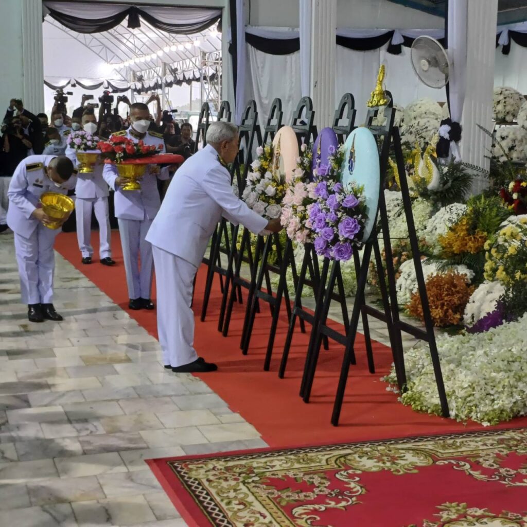 พระบาทสมเด็จพระเจ้าอยู่หัว และสมเด็จพระนางเจ้า ฯ พระบรมราชินี ทรงพระกรุณา โปรดเกล้าโปรดกระหม่อมให้ประธานองคมนตรี เชิญพวงมาลาของพระบาทสมเด็จพระเจ้าอยู่หัว พวงมาลาของสมเด็จพระนางเจ้าสิริกิติ์ พระบรมราชินีนาถ พระบรมราชชนนีพันปีหลวง พวงมาลาของสมเด็จพระนางเจ้า ฯ พระบรมราชินี และพวงมาลาของพระบรมวงศานุวงศ์ วางหน้าหีบศพผู้เสียชีวิตจากเหตุการณ์รถบัสทัศนศึกษาเกิดเพลิงไหม้