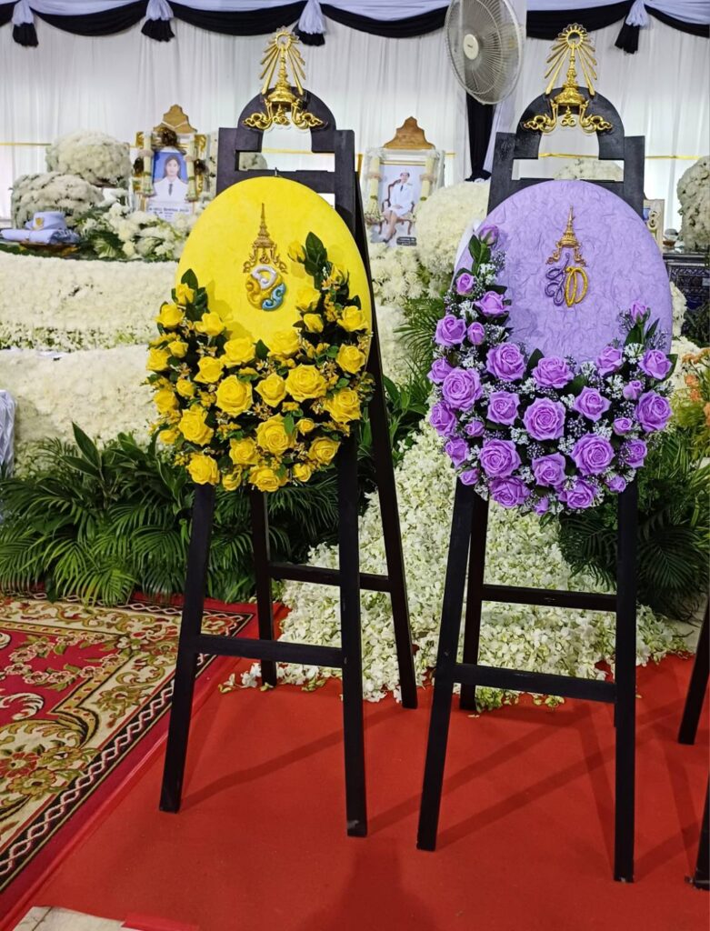 พระบาทสมเด็จพระเจ้าอยู่หัว และสมเด็จพระนางเจ้า ฯ พระบรมราชินี ทรงพระกรุณา โปรดเกล้าโปรดกระหม่อมให้ประธานองคมนตรี เชิญพวงมาลาของพระบาทสมเด็จพระเจ้าอยู่หัว พวงมาลาของสมเด็จพระนางเจ้าสิริกิติ์ พระบรมราชินีนาถ พระบรมราชชนนีพันปีหลวง พวงมาลาของสมเด็จพระนางเจ้า ฯ พระบรมราชินี และพวงมาลาของพระบรมวงศานุวงศ์ วางหน้าหีบศพผู้เสียชีวิตจากเหตุการณ์รถบัสทัศนศึกษาเกิดเพลิงไหม้