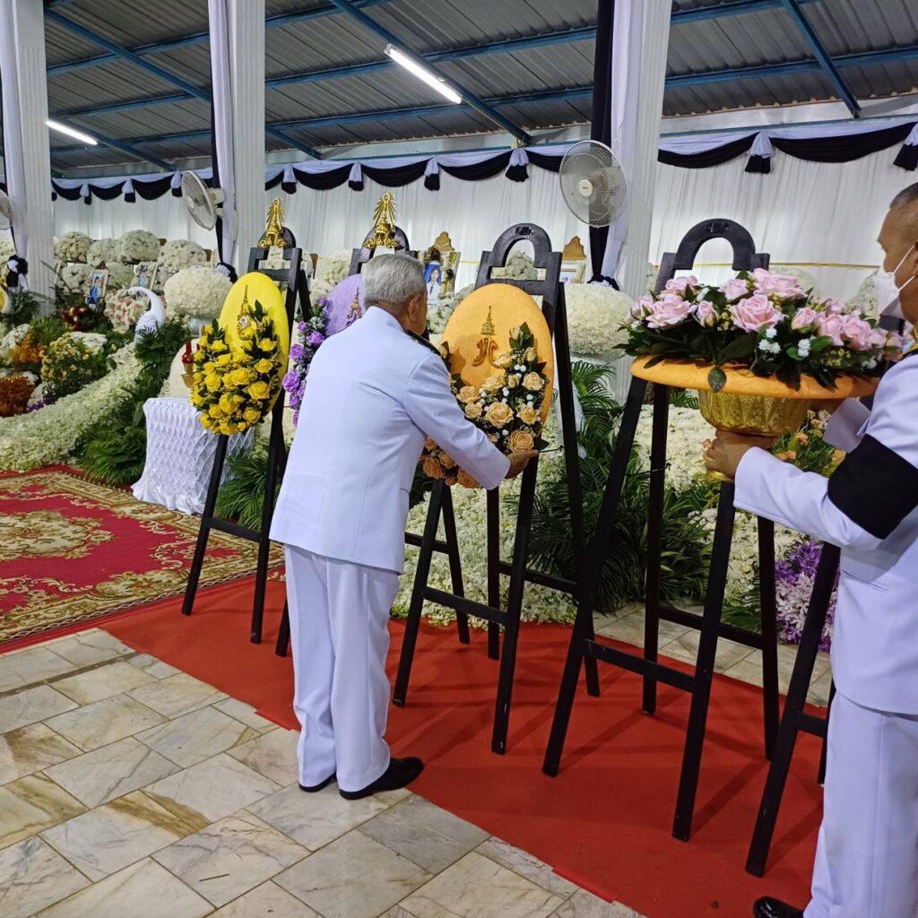 พระบาทสมเด็จพระเจ้าอยู่หัว และสมเด็จพระนางเจ้า ฯ พระบรมราชินี ทรงพระกรุณา โปรดเกล้าโปรดกระหม่อมให้ประธานองคมนตรี เชิญพวงมาลาของพระบาทสมเด็จพระเจ้าอยู่หัว พวงมาลาของสมเด็จพระนางเจ้าสิริกิติ์ พระบรมราชินีนาถ พระบรมราชชนนีพันปีหลวง พวงมาลาของสมเด็จพระนางเจ้า ฯ พระบรมราชินี และพวงมาลาของพระบรมวงศานุวงศ์ วางหน้าหีบศพผู้เสียชีวิตจากเหตุการณ์รถบัสทัศนศึกษาเกิดเพลิงไหม้