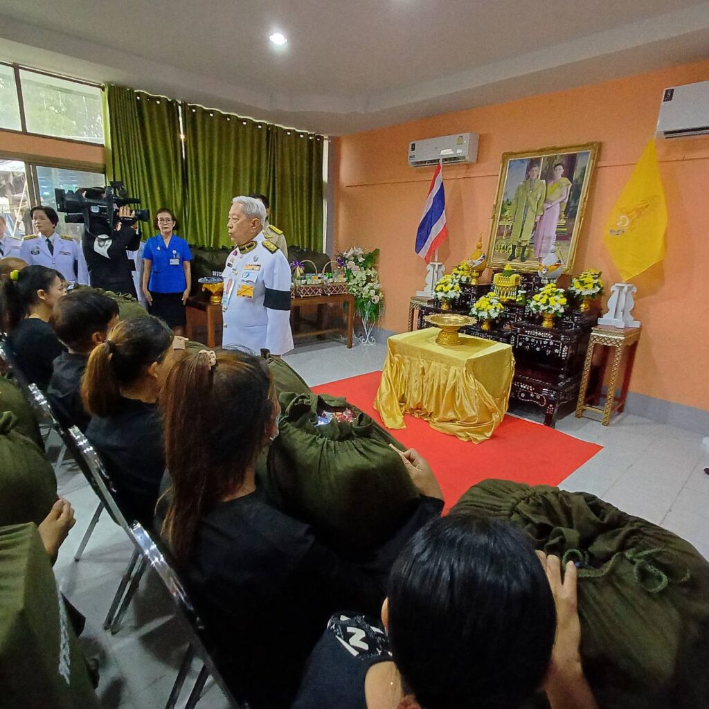พระบาทสมเด็จพระเจ้าอยู่หัว และสมเด็จพระนางเจ้า ฯ พระบรมราชินี ทรงพระกรุณา โปรดเกล้าโปรดกระหม่อมให้ประธานองคมนตรี เชิญพวงมาลาของพระบาทสมเด็จพระเจ้าอยู่หัว พวงมาลาของสมเด็จพระนางเจ้าสิริกิติ์ พระบรมราชินีนาถ พระบรมราชชนนีพันปีหลวง พวงมาลาของสมเด็จพระนางเจ้า ฯ พระบรมราชินี และพวงมาลาของพระบรมวงศานุวงศ์ วางหน้าหีบศพผู้เสียชีวิตจากเหตุการณ์รถบัสทัศนศึกษาเกิดเพลิงไหม้