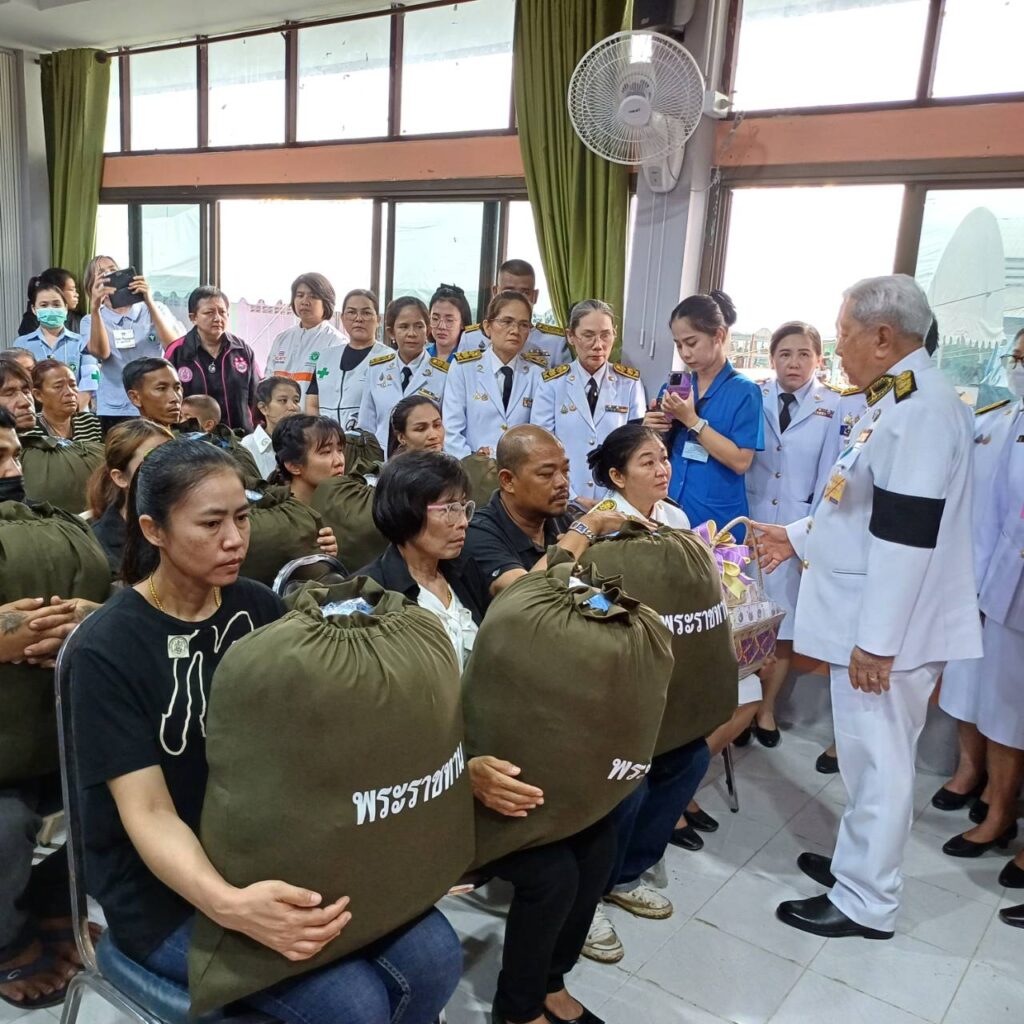 พระบาทสมเด็จพระเจ้าอยู่หัว และสมเด็จพระนางเจ้า ฯ พระบรมราชินี ทรงพระกรุณา โปรดเกล้าโปรดกระหม่อมให้ประธานองคมนตรี เชิญพวงมาลาของพระบาทสมเด็จพระเจ้าอยู่หัว พวงมาลาของสมเด็จพระนางเจ้าสิริกิติ์ พระบรมราชินีนาถ พระบรมราชชนนีพันปีหลวง พวงมาลาของสมเด็จพระนางเจ้า ฯ พระบรมราชินี และพวงมาลาของพระบรมวงศานุวงศ์ วางหน้าหีบศพผู้เสียชีวิตจากเหตุการณ์รถบัสทัศนศึกษาเกิดเพลิงไหม้