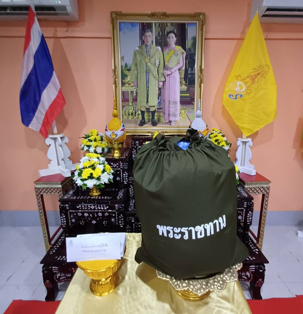 พระบาทสมเด็จพระเจ้าอยู่หัว และสมเด็จพระนางเจ้า ฯ พระบรมราชินี ทรงพระกรุณา โปรดเกล้าโปรดกระหม่อมให้ประธานองคมนตรี เชิญพวงมาลาของพระบาทสมเด็จพระเจ้าอยู่หัว พวงมาลาของสมเด็จพระนางเจ้าสิริกิติ์ พระบรมราชินีนาถ พระบรมราชชนนีพันปีหลวง พวงมาลาของสมเด็จพระนางเจ้า ฯ พระบรมราชินี และพวงมาลาของพระบรมวงศานุวงศ์ วางหน้าหีบศพผู้เสียชีวิตจากเหตุการณ์รถบัสทัศนศึกษาเกิดเพลิงไหม้
