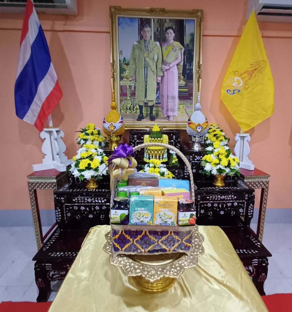 พระบาทสมเด็จพระเจ้าอยู่หัว และสมเด็จพระนางเจ้า ฯ พระบรมราชินี ทรงพระกรุณา โปรดเกล้าโปรดกระหม่อมให้ประธานองคมนตรี เชิญพวงมาลาของพระบาทสมเด็จพระเจ้าอยู่หัว พวงมาลาของสมเด็จพระนางเจ้าสิริกิติ์ พระบรมราชินีนาถ พระบรมราชชนนีพันปีหลวง พวงมาลาของสมเด็จพระนางเจ้า ฯ พระบรมราชินี และพวงมาลาของพระบรมวงศานุวงศ์ วางหน้าหีบศพผู้เสียชีวิตจากเหตุการณ์รถบัสทัศนศึกษาเกิดเพลิงไหม้
