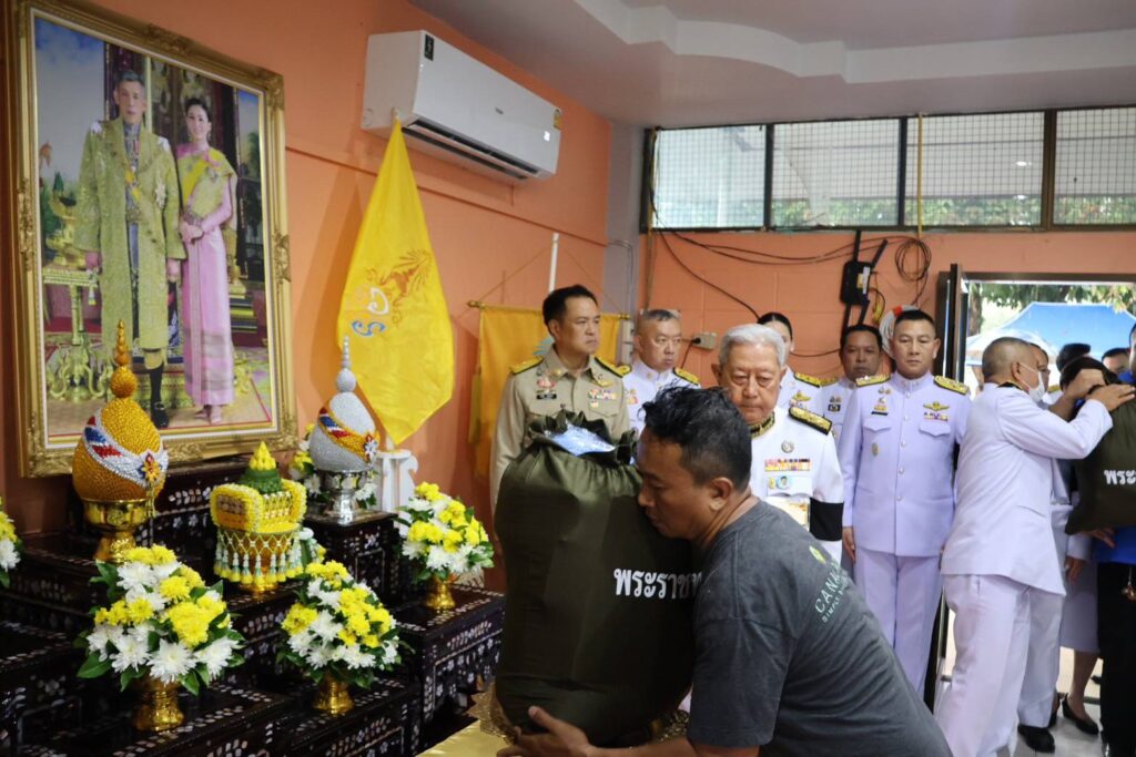 พระบาทสมเด็จพระเจ้าอยู่หัว และสมเด็จพระนางเจ้า ฯ พระบรมราชินี ทรงพระกรุณา โปรดเกล้าโปรดกระหม่อมให้ประธานองคมนตรี เชิญพวงมาลาของพระบาทสมเด็จพระเจ้าอยู่หัว พวงมาลาของสมเด็จพระนางเจ้าสิริกิติ์ พระบรมราชินีนาถ พระบรมราชชนนีพันปีหลวง พวงมาลาของสมเด็จพระนางเจ้า ฯ พระบรมราชินี และพวงมาลาของพระบรมวงศานุวงศ์ วางหน้าหีบศพผู้เสียชีวิตจากเหตุการณ์รถบัสทัศนศึกษาเกิดเพลิงไหม้