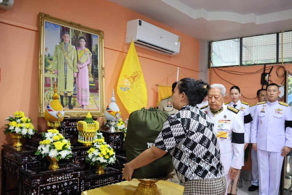 พระบาทสมเด็จพระเจ้าอยู่หัว และสมเด็จพระนางเจ้า ฯ พระบรมราชินี ทรงพระกรุณา โปรดเกล้าโปรดกระหม่อมให้ประธานองคมนตรี เชิญพวงมาลาของพระบาทสมเด็จพระเจ้าอยู่หัว พวงมาลาของสมเด็จพระนางเจ้าสิริกิติ์ พระบรมราชินีนาถ พระบรมราชชนนีพันปีหลวง พวงมาลาของสมเด็จพระนางเจ้า ฯ พระบรมราชินี และพวงมาลาของพระบรมวงศานุวงศ์ วางหน้าหีบศพผู้เสียชีวิตจากเหตุการณ์รถบัสทัศนศึกษาเกิดเพลิงไหม้