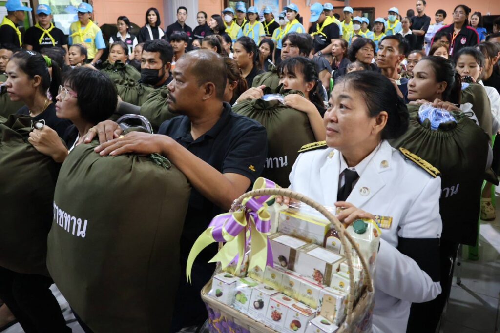 พระบาทสมเด็จพระเจ้าอยู่หัว และสมเด็จพระนางเจ้า ฯ พระบรมราชินี ทรงพระกรุณา โปรดเกล้าโปรดกระหม่อมให้ประธานองคมนตรี เชิญพวงมาลาของพระบาทสมเด็จพระเจ้าอยู่หัว พวงมาลาของสมเด็จพระนางเจ้าสิริกิติ์ พระบรมราชินีนาถ พระบรมราชชนนีพันปีหลวง พวงมาลาของสมเด็จพระนางเจ้า ฯ พระบรมราชินี และพวงมาลาของพระบรมวงศานุวงศ์ วางหน้าหีบศพผู้เสียชีวิตจากเหตุการณ์รถบัสทัศนศึกษาเกิดเพลิงไหม้