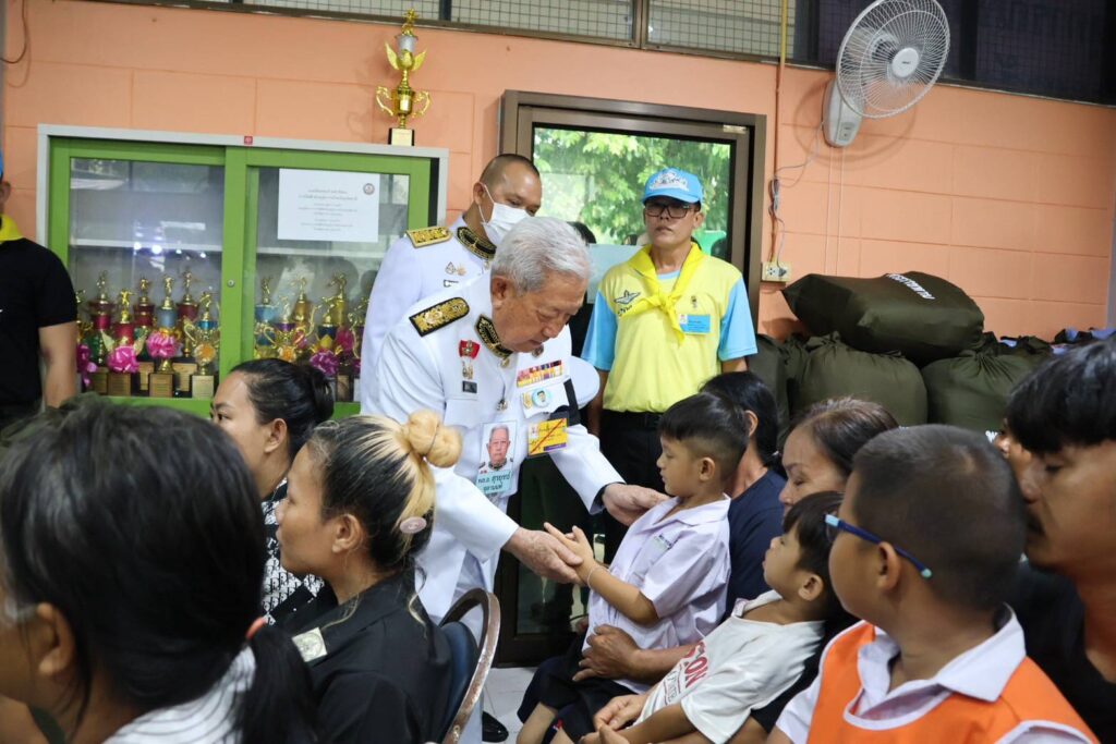 พระบาทสมเด็จพระเจ้าอยู่หัว และสมเด็จพระนางเจ้า ฯ พระบรมราชินี ทรงพระกรุณา โปรดเกล้าโปรดกระหม่อมให้ประธานองคมนตรี เชิญพวงมาลาของพระบาทสมเด็จพระเจ้าอยู่หัว พวงมาลาของสมเด็จพระนางเจ้าสิริกิติ์ พระบรมราชินีนาถ พระบรมราชชนนีพันปีหลวง พวงมาลาของสมเด็จพระนางเจ้า ฯ พระบรมราชินี และพวงมาลาของพระบรมวงศานุวงศ์ วางหน้าหีบศพผู้เสียชีวิตจากเหตุการณ์รถบัสทัศนศึกษาเกิดเพลิงไหม้
