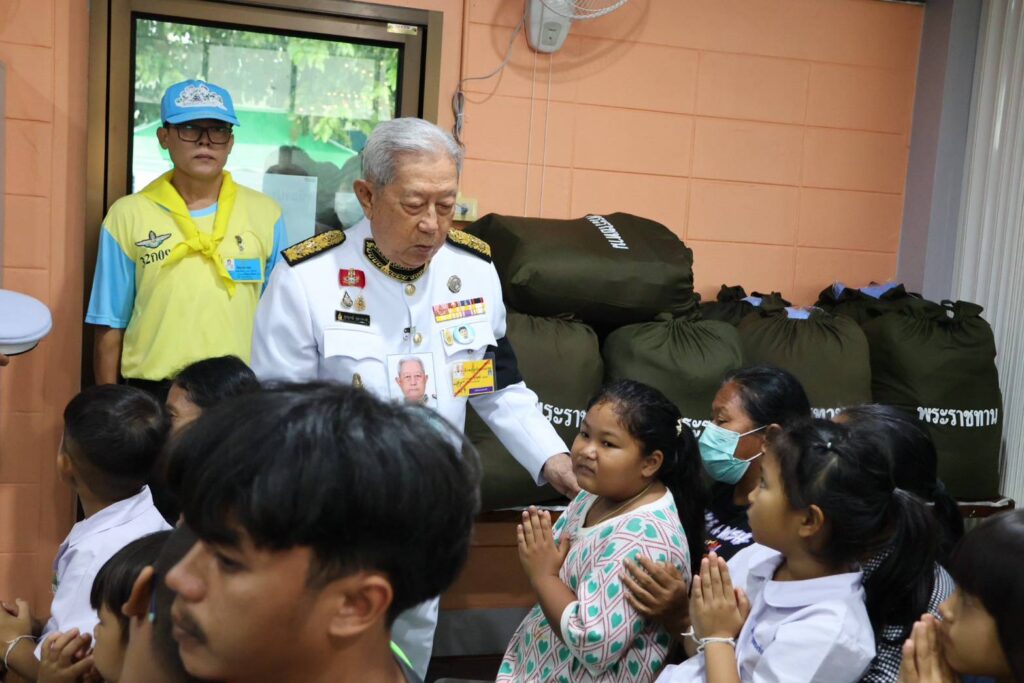 พระบาทสมเด็จพระเจ้าอยู่หัว และสมเด็จพระนางเจ้า ฯ พระบรมราชินี ทรงพระกรุณา โปรดเกล้าโปรดกระหม่อมให้ประธานองคมนตรี เชิญพวงมาลาของพระบาทสมเด็จพระเจ้าอยู่หัว พวงมาลาของสมเด็จพระนางเจ้าสิริกิติ์ พระบรมราชินีนาถ พระบรมราชชนนีพันปีหลวง พวงมาลาของสมเด็จพระนางเจ้า ฯ พระบรมราชินี และพวงมาลาของพระบรมวงศานุวงศ์ วางหน้าหีบศพผู้เสียชีวิตจากเหตุการณ์รถบัสทัศนศึกษาเกิดเพลิงไหม้