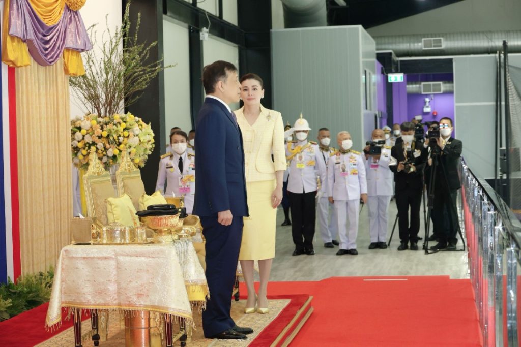 พระบาทสมเด็จพระเจ้าอยู่หัว และสมเด็จพระนางเจ้า ฯ พระบรมราชินี เสด็จพระราชดำเนินโดยรถยนต์พระที่นั่ง จากพระที่นั่งอัมพรสถาน พระราชวังดุสิต ไปทอดพระเนตรการแข่งขันฮอกกี้น้ำแข็งกระชับมิตรระหว่างสาธารณรัฐประชาชนจีนและราชอาณาจักรไทย เพื่อเฉลิมพระเกียรติพระบาทสมเด็จพระเจ้าอยู่หัว เนื่องในโอกาสพระราชพิธีมหามงคลเฉลิมพระชนมพรรษา ๖ รอบ ๒๘ กรกฎาคม ๒๕๖๗ และในโอกาสครบ ๗๕ ปี แห่งการสถาปนาสาธารณรัฐประชาชนจีน ณ สนามฮอกกี้น้ำแข็ง “ไทยแลนด์ อินเตอร์เนชันแนล ไอซ์ ฮอกกี้ อารีนา” (Thailand International Ice Hockey Arena) เขตห้วยขวาง กรุงเทพมหานคร